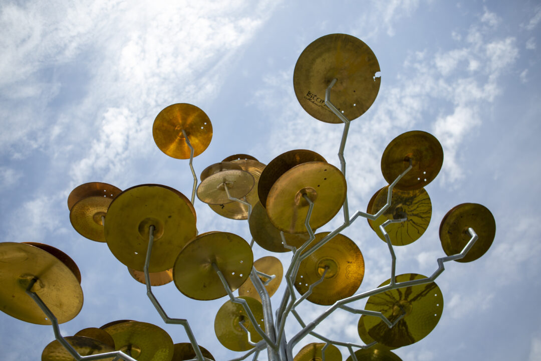 Remi_Uchada_L-arbre_a_cymbales_photo_Gregory_Valton_Adagp (5)